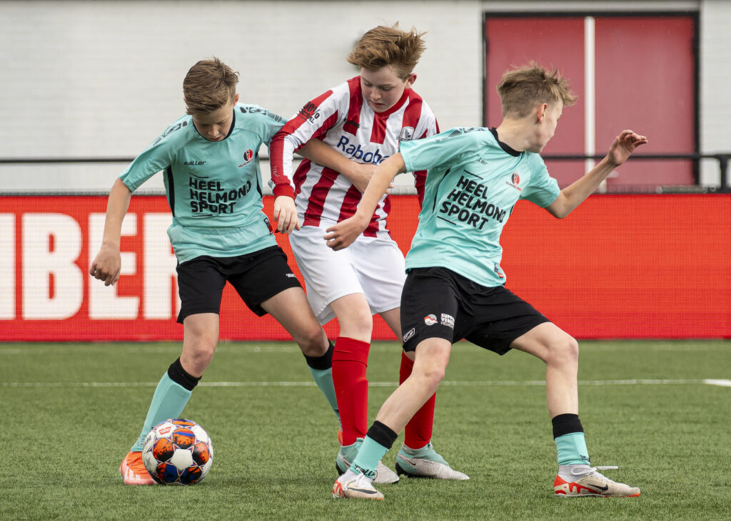 2024-04-20 Helmond, GS Staalwerken Stadion. Helmond Sport O13 - Bennekom O13. 

Photo: Kevin Senders/KEV.